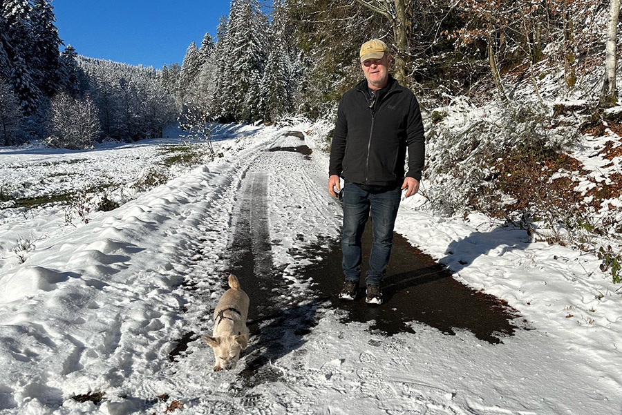 Winterspaziergang mit Herrchen und Frauchen