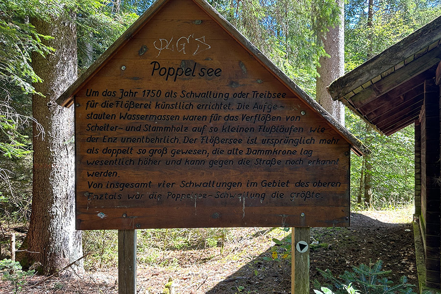 Poppelsee Rundwanderweg auf schmalen Pfahlen