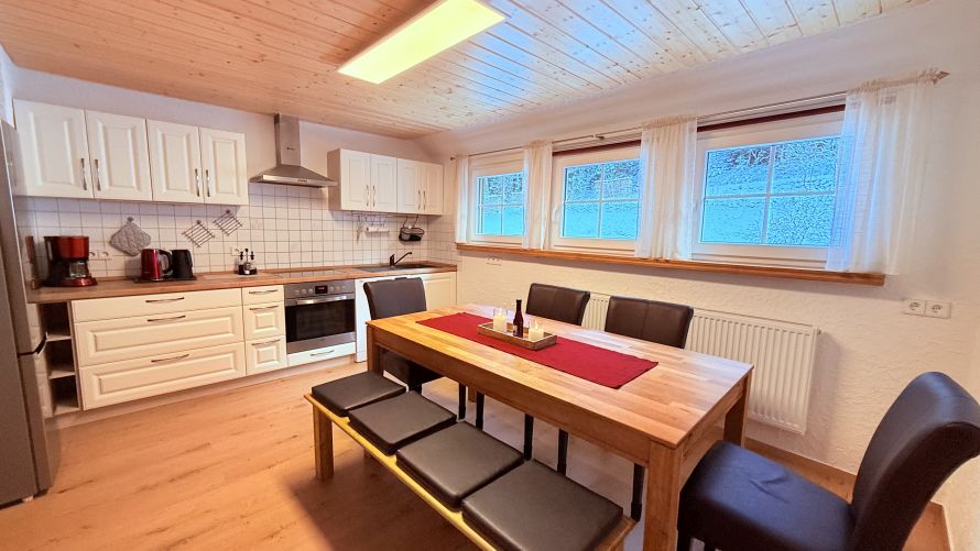 große sehr gut ausgestattete Wohn-Essküche 