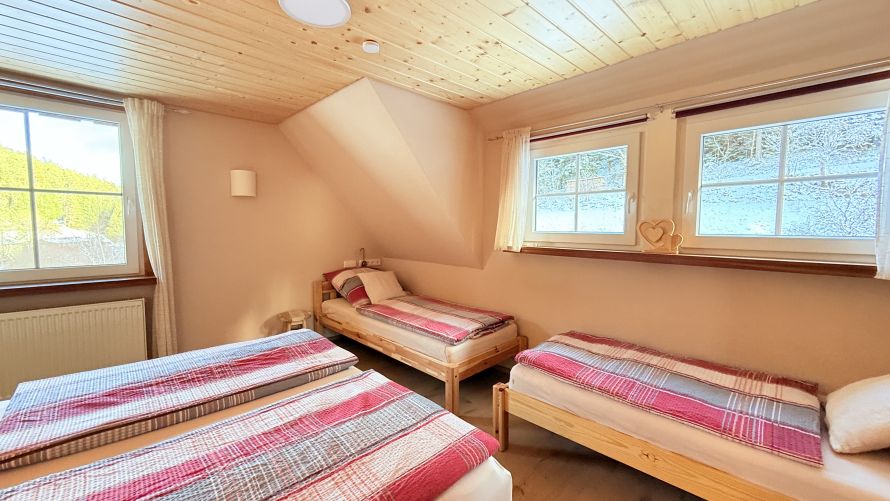 Schlafzimmer für vier Gäste Boxspringbett und zwei Einzelbetten